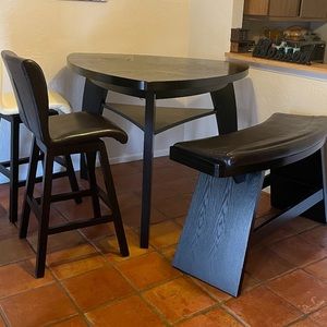 Beautiful high top dinning room table. Great condition!